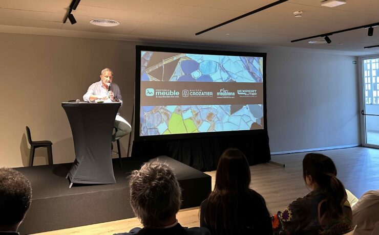 Le congrès annuel de l’UCEM s’est tenu début juin à Barcelone. L’événement a notamment permis de dresser le bilan des transformations récemment engagées par le groupement et d’affirmer une stratégie ambitieuse, fondée sur le modèle coopératif, la digitalisation et la croissance des quatre enseignes que sont Monsieur Meuble, Meublena, Maison Crozatier et Expert Litier. Objectif, entre autres : atteindre 200 magasins d’ici 2030. Un cap clair, porté par une équipe renouvelée et un engagement collectif fort.