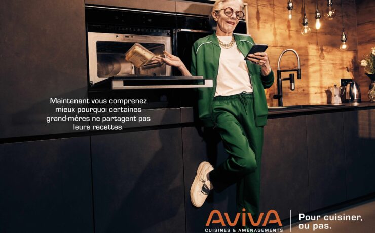 Cuisines AvivA adopte une nouvelle plate-forme de marque (portée par un nouveau logo) et une signature inédite, qui se veulent à la fois “honnêtes” et “libératrices”. Pour accompagner ce lancement, l’enseigne déploie une campagne d’affichage composée de six visuels audacieux et pleins d’humour. Un dispositif complété par une campagne radio nationale, des campagnes médias digitales et le sponsoring de plusieurs émissions à la télévision. Révélations.