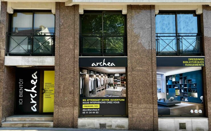 L'enseigne spécialiste de la conception et de la fabrication d’agencements sur mesure, récompensée par le “Trophée Meilleure Marque” de l’année 2025 dans la catégorie “Agencement Intérieur” début mars dernier, vient d’ouvrir une nouvelle unité au cœur du quartier Montchapet, au nord-ouest de Dijon (21). À la tête de ce point de vente flambant neuf de quelque 60 m2 : Boris Graillot, entrepreneur dynamique au parcours diversifié.