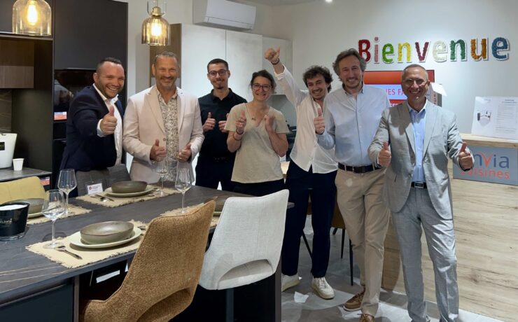 À la tête de cette nouvelle unité : Jean-Philippe Fauquet, accompagné de Charlène (sa responsable des ventes) et de deux concepteurs-vendeurs. Implanté en centre-ville, avec une superficie de 150 m2, sur laquelle sont présentées neuf cuisines en exposition, ce showroom Envia Cuisines flambant neuf entend proposer une expérience d’achat “unique”.