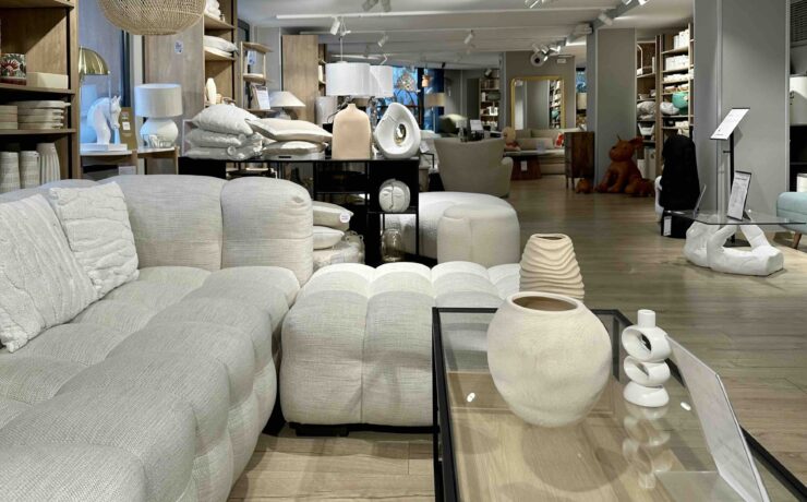 Entre 2022 et 2025, la valeur du marché perd presque 14 % sur le mois d’avril, soit un recul de plus de 160 millions d’euros. Le printemps et les mois de mars et avril apparaissent de plus en plus comme une période de creux pour le marché du meuble. Pas de surprises par rapport à l’exercice précédent en termes de produits : le marché de la cuisine se contracte, mais résiste mieux que la plupart des autres segments ; tout comme le rembourré, qui enregistre le plus faible recul sur le mois.