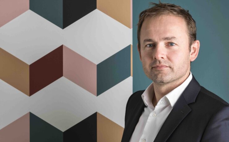 Dans un marché de l’ameublement à la peine, mais sur un segment de la cuisine en meilleure forme ces derniers temps, SoCoo’c affiche une croissance de 6,8 % au premier trimestre 2025. La direction de l’enseigne, qui voit dans cette performance une nouvelle preuve de la puissance et de l’attractivité de son modèle, se dit confortée dans ses ambitions pour cette année, à savoir plus de 50 000 cuisines vendues et 20 nouveaux magasins.