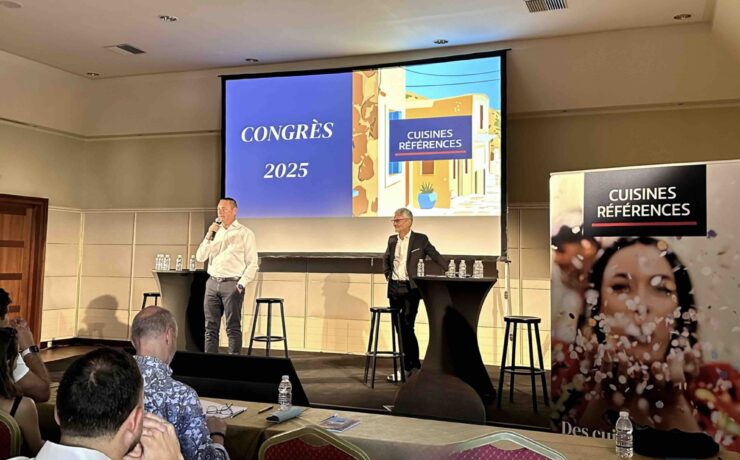 Fin juin dernier, Cuisines Références, bannière du groupe FBD, a tenu en Crète son 16ᵉ congrès annuel, afin de présenter à ses adhérents des outils aussi efficaces que possible pour performer sur un marché tendu. L’enseigne mise notamment sur le financement, la diversification vers l’aménagement intérieur et une exploitation optimisée de la data pour soutenir sa croissance. Une progression du chiffre d’affaires et une forte dynamique digitale ont marqué le premier semestre 2025. L’objectif est désormais d’accroître la rentabilité et les parts de marché de chaque adhérent, tout en préparant de nouvelles ouvertures de magasins.