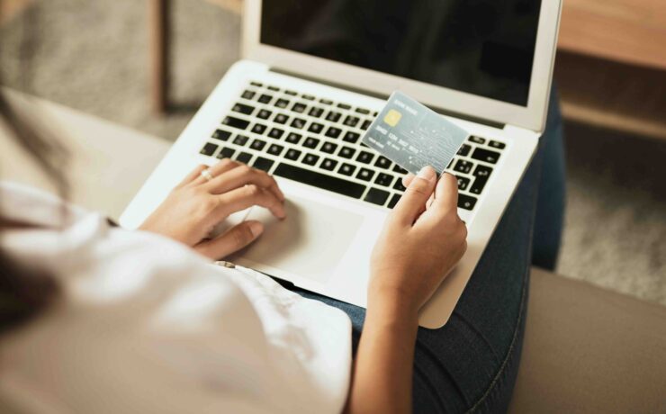 Selon la Fevad (Fédération du e-commerce et de la vente à distance), en 2024, 41,6 millions de Français ont effectué au moins un achat en ligne, soit 2,2 millions de plus qu’en 2023. Cela représente 73,3 % des individus de plus de 15 ans. Un niveau inédit et supérieur à la moyenne européenne.