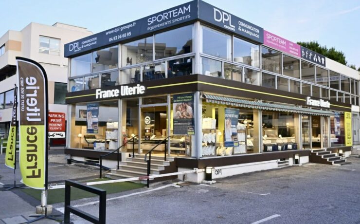 Ce nouveau point de vente, d’une surface de 200 m2, implanté au cœur de l’une des zones commerciales les plus attractives des Alpes-Maritimes, est porté par Laurent Buis, qui inscrit cette ouverture dans la continuité de l’histoire familiale initiée par Michelle Laniel, figure locale reconnue dans le secteur de la literie depuis plus de trente ans.