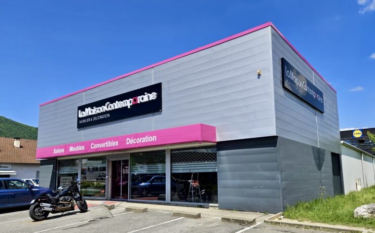 Fin mai dernier, l’enseigne premium du groupe Maxiam a ouvert un nouveau point de vente à Épagny (74) sous l’impulsion d’Olivier Chartres, expert du meuble depuis plus de trente ans. Sur 800 m², lui et ses équipes misent notamment sur le conseil, la personnalisation et l’innovation digitale. Sans oublier la participation aux foires de La Roche-sur-Foron et de Chambéry.