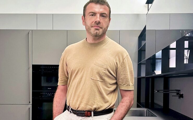 Valcucine a annoncé la nomination de Damir Eškerica au poste de PDG à partir du 1er septembre prochain, en remplacement de Maurizio Vianello. Cette transition s'inscrit dans la stratégie de croissance et de renforcement international de la marque italienne de cuisines haut de gamme. Damir Eškerica, fort de quinze ans d'expérience dans le design, aura pour mission d'affirmer Valcucine comme référence du design durable et innovant.