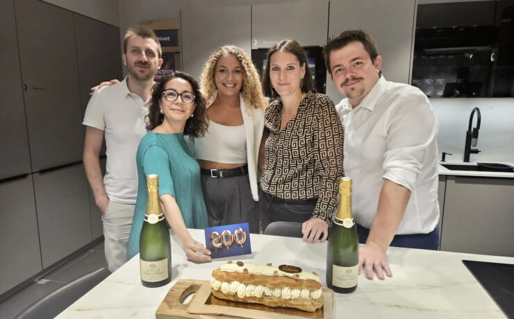 Présente sur le territoire national depuis 28 ans (et 50 ans en Belgique), Ixina, filiale du groupe FBD, a inauguré son 200e magasin à côté de Dax (40). Une ouverture symbolique, dans laquelle la direction du réseau voit une nouvelle preuve que son modèle fonctionne, qu’il séduit et surtout : qu’il fédère. Son objectif : accélérer le maillage du territoire, avec plus de 60 zones à pourvoir et de nombreuses opportunités de reprises partout en France.